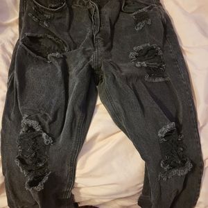 No boundaries ripped mom jeans